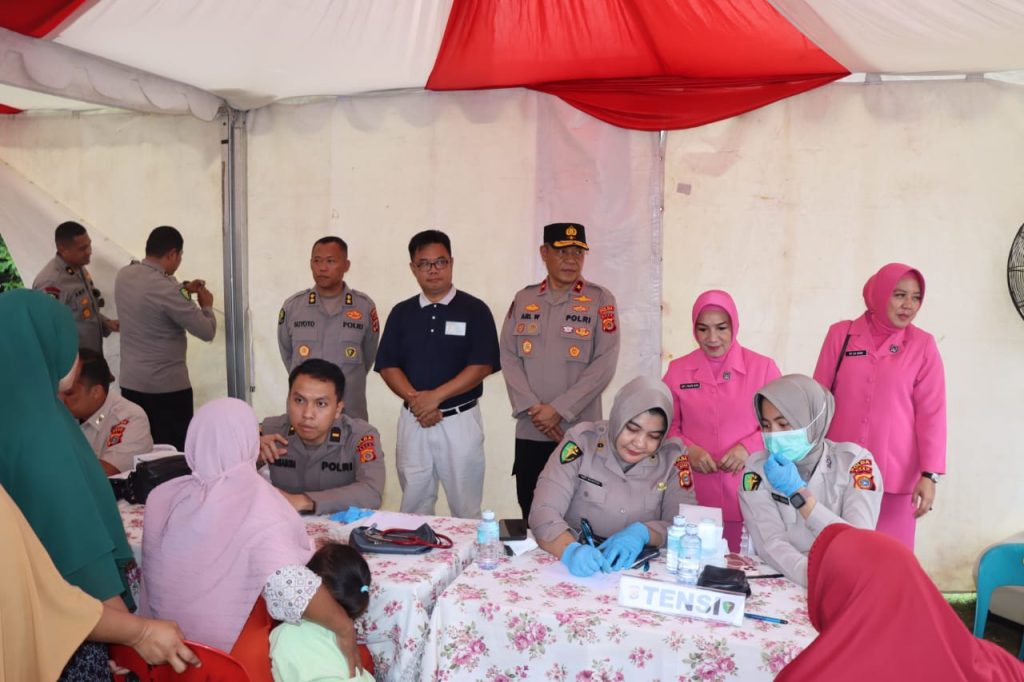Bak-Sos Dan Bak-Kes Hari Bhayangkara, Di Komplek Buddha Tzu Chi, Waka Polda Aceh, Bagikan 500 Paket Sembako Kepada Masyarakat.