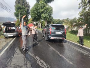 Diduga Konsleting, Sebuah Mobil Nissan Livina Terbakar