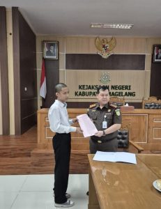 Kepala Kejaksaan Negeri Kab. Magelang Serahkan Surat Ketetapan Penyelesaian Perkara