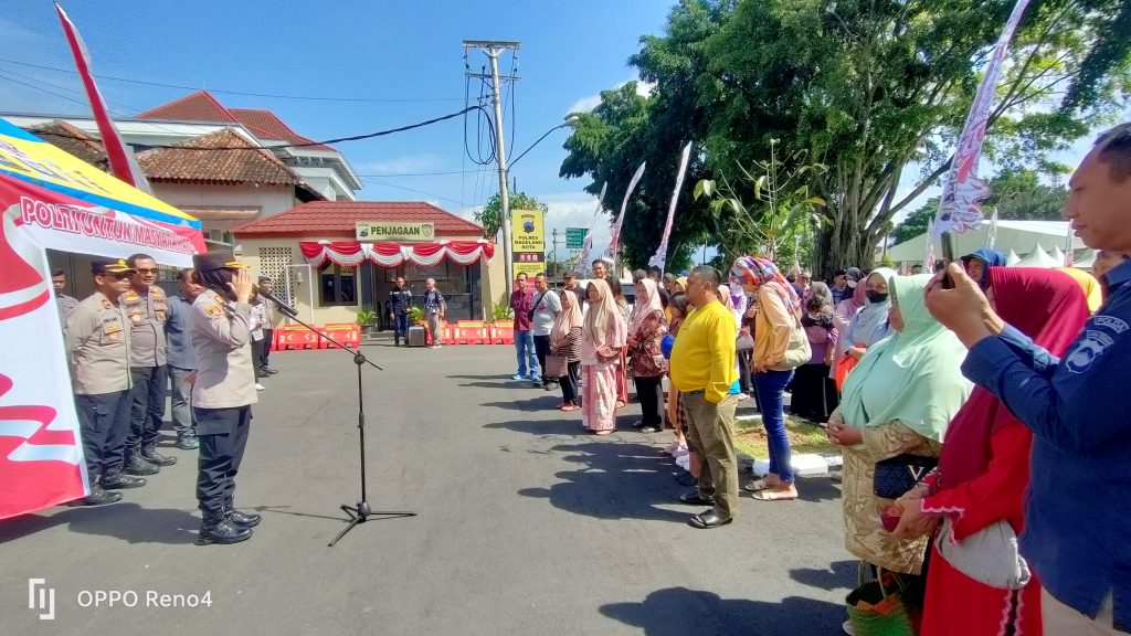 Warga Padati Bazar Sembako Murah Polres Magelang Kota