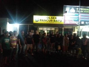 Warga Desa Durin Simbelang Lakukan Penggerudukan Ke Polsek Pancur Batu, Untuk Menuntut Keadilan.