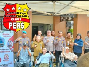 Polri Peduli di Hari Bhayangkara ke-79, Polisi Bagikan Kursi Roda di Kota Tangerang*