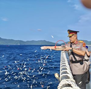 Peringati Hari Bhayangkara, Waka Polda Aceh, Pimpin Upacara Tabur Bunga Di Atas Kapal Wisanggeni 8005.