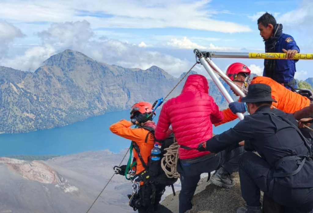 Tim SAR, Gabungan Hadapi Medan Ekstrem, Dalam Misi Penyelamatan Pendaki Asal Brasil Di Rinjani.