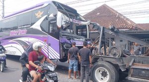 Akibat Rem Blong Bus Peziarah Alami Tabrakan Beruntun.