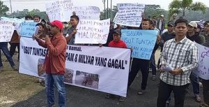 Ratusan Massa Geruduk Kejari Pesawaran, Desak Usut Proyek SPAM 8 Miliar, Yang Mangkrak.