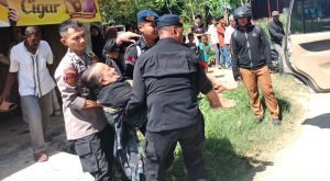 Quick Respon Brimob Kompi 2 Batalyon B Pelopor, Evakuasi Korban Laka Tunggal, Di Gampomg Paya Peulawi kecamatan Birem Bayeun Kabupaten Aceh Timur.