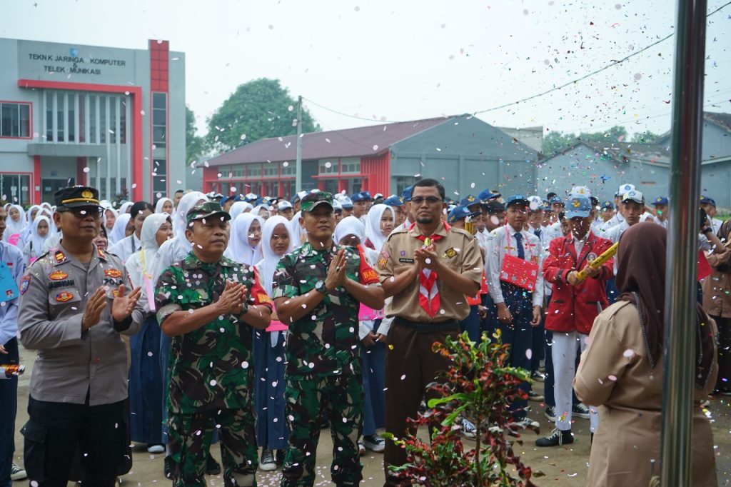 Sinergitas TNI-POLRI, Menghadiri Pembukaan MPLS Di SMKN 15 Kota Bekasi Wilayah Kelurahan Padurenan.
