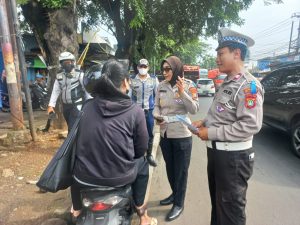 Polsek Bantar Gebang, Gelar Edukasi Lalu Lintas Secara Humanis, Di Jalan Raya Narogong.