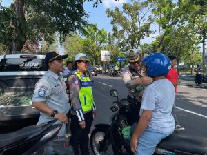 Giat Simpatik Operasi Patuh Candi 2025, Kasat Lantas, Bagikan Helm Untuk Pengendera Tertib.