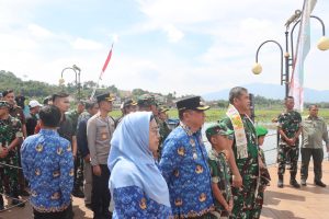 TNI-Polri Bersinergi Bersihkan Situ Bagendit, KASAD Jenderal TNI Maruli Simanjuntak Tinjau Langsung Kegiatan.