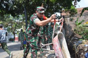 Tinjau Lokasi TMMD, Dan-Satgas TMMD Reguler Ke-125, Membaur Bersama Anggota Dan Warga Kerjakan Sasaran Fisik.