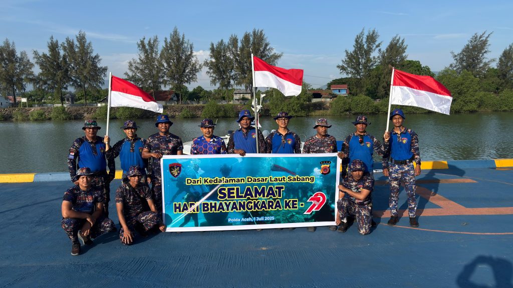 Peringati Hari Bhayangkara Ke-79, Ditpolairud Polda Aceh Kibarkan Merah Putih Di Dasar Laut Sabang.