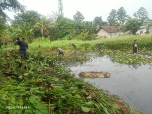 Menjelang HUT-RI Ke-80, FKPT Tunjukkan Semangat Kebersamaan Lewat Aksi Bersih-Bersih Empang, Untuk Lomba Mancing.