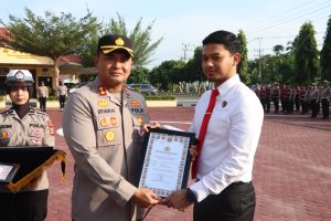 Kapolres Aceh Timur, Berikan Penghargaan Kepada Personel Atas Dedikasi Dan Prestasi.