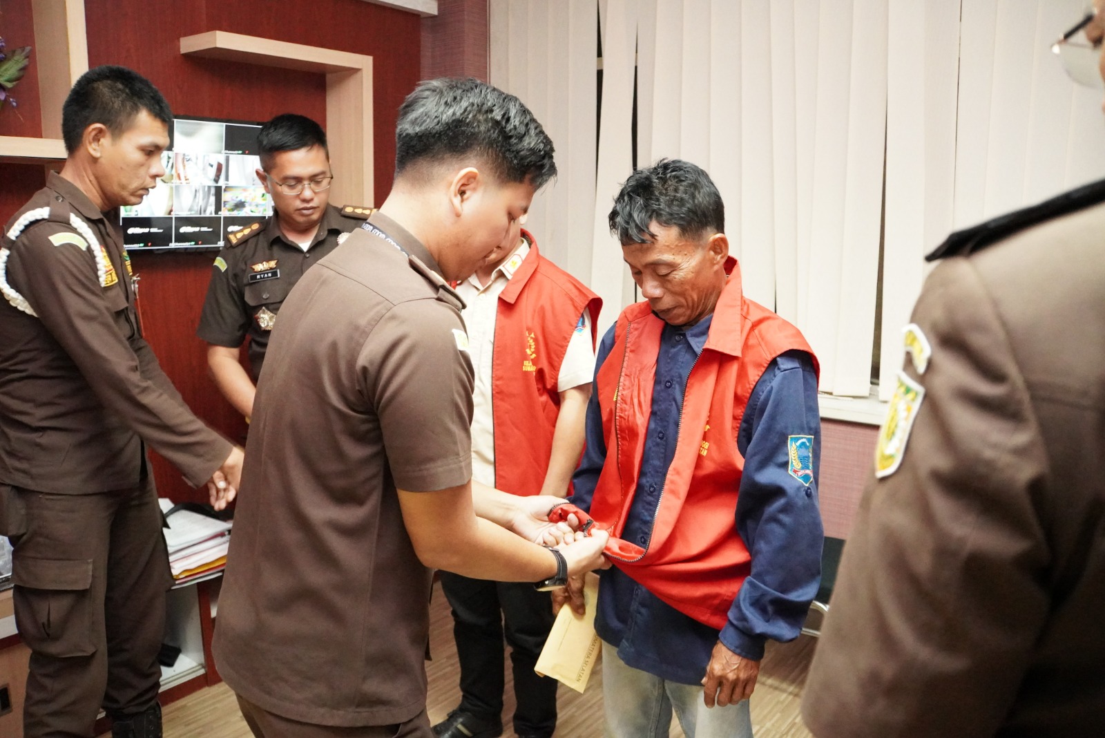 Penetapan Tersangka, Dugaan Tindak Pidana Korupsi, Berupa Pemerasan, Dalam Operasi Tangkap Tangan (OTT), Di Kantor Camat Pagar Gunung Kabupaten Lahat