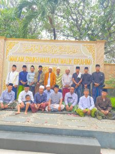 Majlis Al-Qosimi, Sumber Kuning Gelar Ziarah Religi Ke Makam Ulama Dan Wali Di Jawa Timur.