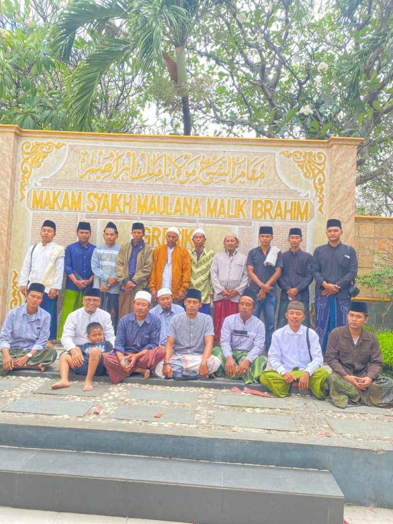 Majlis Al-Qosimi, Sumber Kuning Gelar Ziarah Religi Ke Makam Ulama Dan Wali Di Jawa Timur.