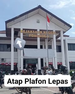 Plafon Kantor Kejari Ponorogo Roboh, Saat Sidang Tilang, Warga Jadi Korban.