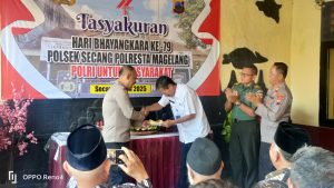 HUT Bhayangkara Ke-79, Polsek Secang Melaksanakan Tasyakuran Potong Tumpeng