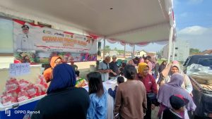 Warga Masyarakat Geruduk Pasar Murah di Kecamatan Candimulyo