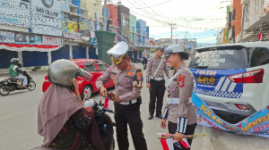 Ditlantas Polda Sulteng Gelar “Polantas Menyapa” Sambut HUT Ke-80 RI dengan Pemasangan Bendera Merah Putih