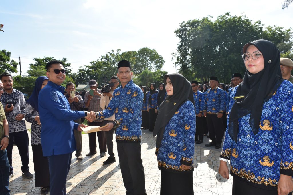 Pemko Langsa, Mengambil Sumpah Jabatan Dan Menyerahkan SK Pengangkatan Pegawai.