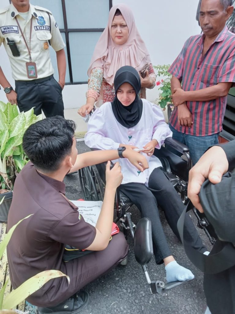 Kisah Haru, “JPU”, Adam Al Fattah, Hampiri Korban Dan Tunjukkan Empati Mendalam Kepada “Massyura”, Tidak Kuasa Menahan Tangis Saat Sidang Usai Di Gelar.