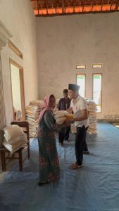 236 Warga Asem Raja, Terima Bantuan Beras Dari Bulog, Kades Muda : Ini Bentuk Kepedulia Nyata.