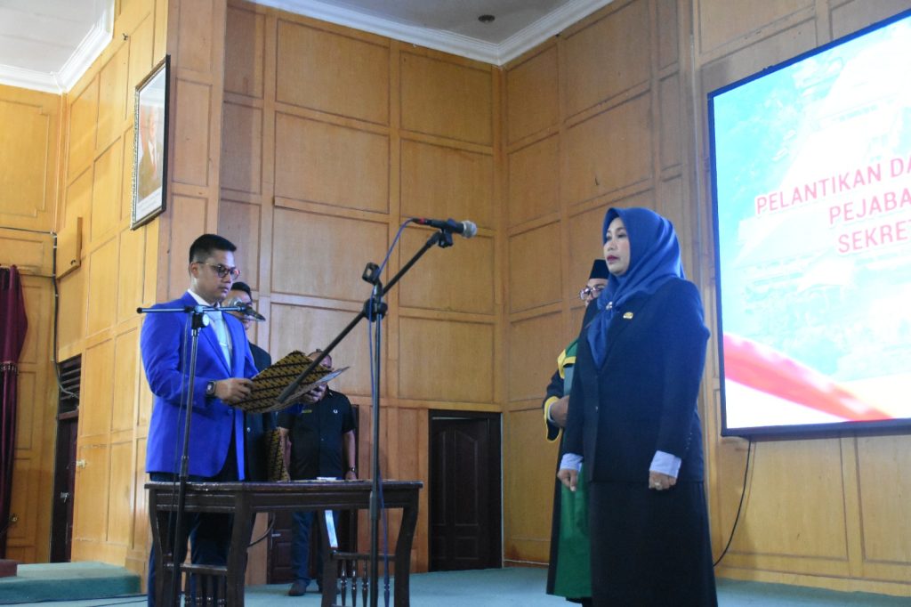 Wali Kota Langsa, “Jeffry Santan S Putra”, Resmi Melantik Sekaligus Mengambil Sumpah Jabatan “Drainase. Suhartini, M.Pd” Sebagai Sekretaris Daerah “Sekda” Pemko Langsa.