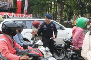 Sambut Hari Kemerdekaan RI, Brimob Polda Metro Jaya Bagikan 5.000 Bendera Merah Putih, Di Tiga Titik Strategis Jakarta Pusat.