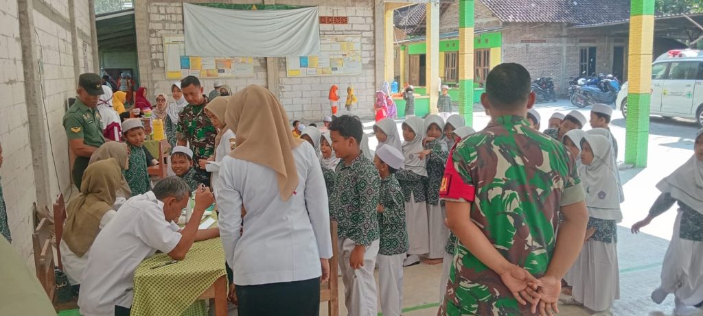 Babinsa Dampingi Pemeriksaan Kesehatan Gratis Dan Imunisasi BIAS, Di SD IT Imam Rubai.