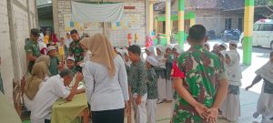 Babinsa Dampingi Pemeriksaan Kesehatan Gratis Dan Imunisasi BIAS, Di SD IT Imam Rubai.