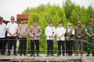 Tanam Mangrove, Di Kalimatan Barat, Kapolri : Jaga Lingkungan, Untuk Masa Depan Anak-Cucu Kita.