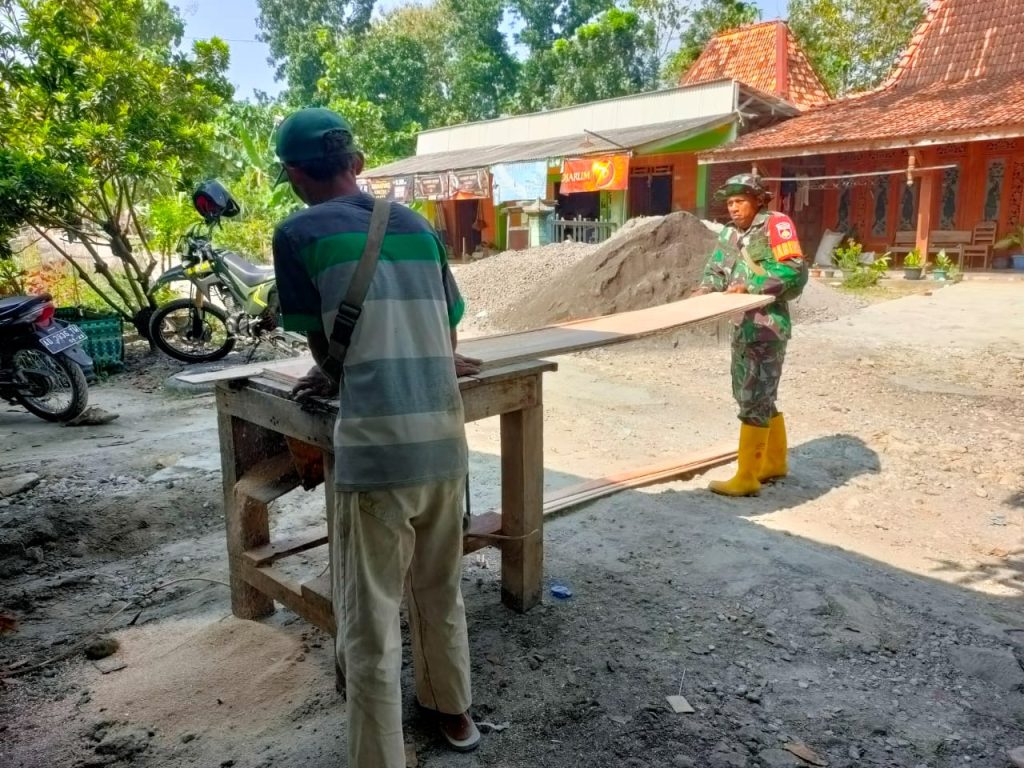 Babinsa Juwangi Sambangi Perajin Pintu Kayu, Bangun Silaturahmi Dan Beri Motivasi.