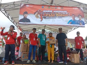 Semarak Kemerdekaan Di Pegelaran, Warga Antusias Raih Door Prize, Dalam Pesta Rakyat.