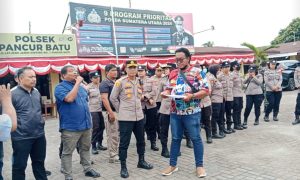 Ratusan Masyarakat Demo Ke Polsek Pancur Batu Bawa Spanduk, “Copot Kapolsek Dan Kanit Reskrim” Serta Akan Demo Rumah Kapolda Sumut !!!.