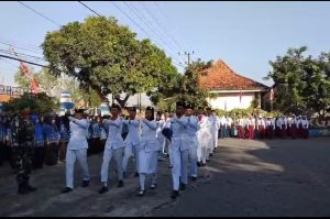 Paskibra SMK 1 Jrengik Tuntaskan Tugas, Merah Putih Berkibar Gagah, Di Langit Kecamatan Jrengik.