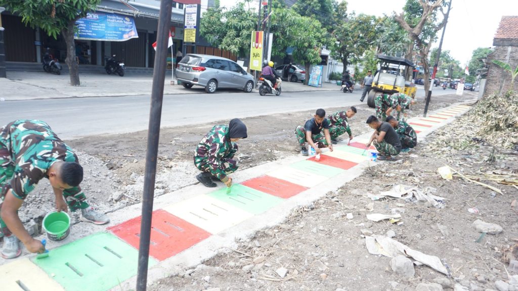Guyub Rukun, Satgas TMMD Reguler Ke-125 Kodim 0735/Surakarta, Laksanakan Pengecatan Lis Jalan, Dan Penutup Saluran Air
