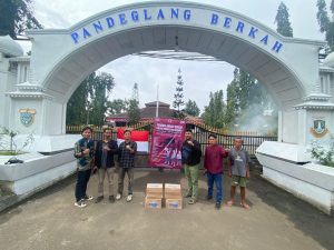Warga Pandeglang, Lakukan Donasi.