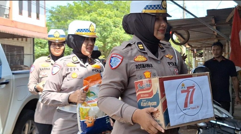 Peringati HUT Ke-77, Polwan Polda Aceh, Gelar Baksos, Dengan Menyalurkan Sembako Untuk Warga.