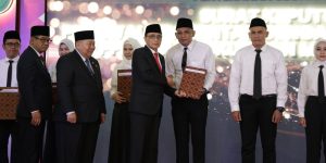 Pegawai Ditjen Badilum, Menerima Surat Keputusan Pengangkatan PPPK dari Ketua Mahkamah Agung RI.