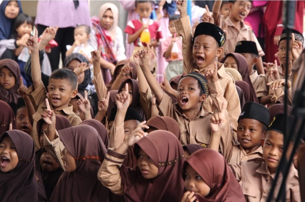 Rayakan Kemerdekaan RI Ke-80 : UBP Lontar Resmikan Pembangunan Sekolah MI Al-Husna Desa Lontar.