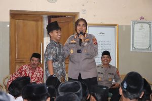 Kunjungi Ponpes Mu’allimin Mu’allimat Ciwaringin, Kapolresta Cirebon Sampaikan Ceramah Kamtibmas.