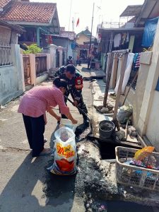 Babinsa Panjunan Ikut Gotong-Royong, Dalam Kerja Bakti Serentak, Di Lemahwungkuk
