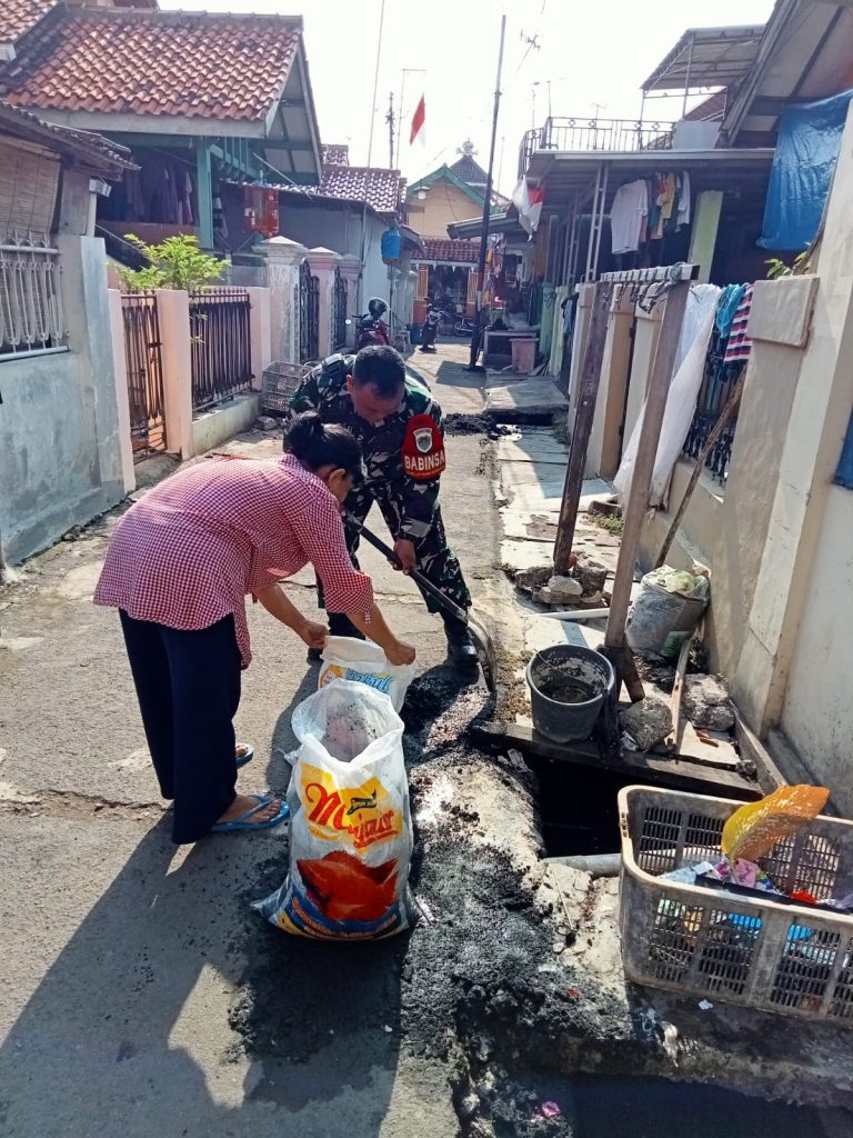 Babinsa Panjunan Ikut Gotong-Royong, Dalam Kerja Bakti Serentak, Di Lemahwungkuk