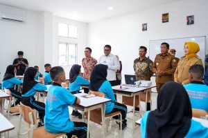 Menteri Ekraf, Tinjau Sekolah Rakyat, Di Kendari : Masa Depan Bangsa, Pada Generasi Muda Kreatif.