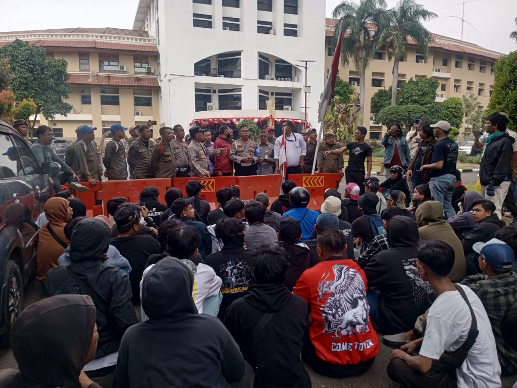 ‎Ratusan Mahasiswa Demo di Puspem Kota Tangerang, Menuntut Walikota dan Wakil Menindak Sanksi Tegas Terhadap PT. Esa Jaya Putra Brand DOMDAS