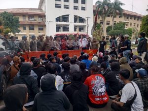 ‎Ratusan Mahasiswa Demo di Puspem Kota Tangerang, Menuntut Walikota dan Wakil Menindak Sanksi Tegas Terhadap PT. Esa Jaya Putra Brand DOMDAS