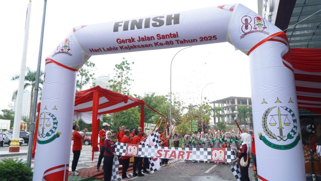 SAMBUT HARI LAHIR KEJAKSAAN KE- 80 TAHUN 2025, KEJATI RIAU BERSAMA KEJARI PEKANBARU GELAR GERAK JALAN SANTAI